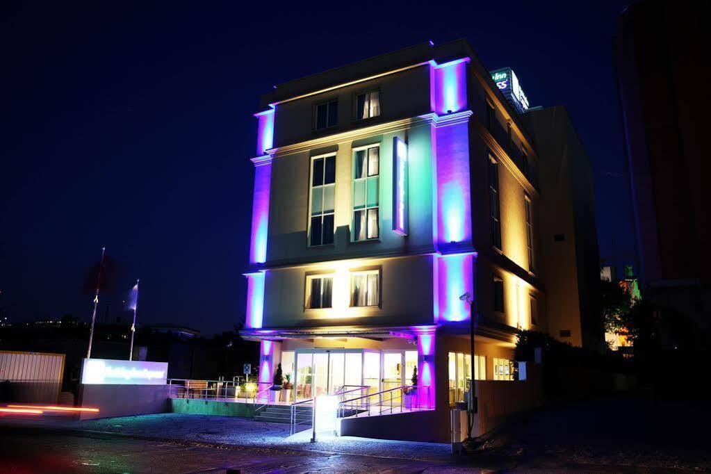 Holiday Inn Express Istanbul-Altunizade By Ihg Exteriör bild
